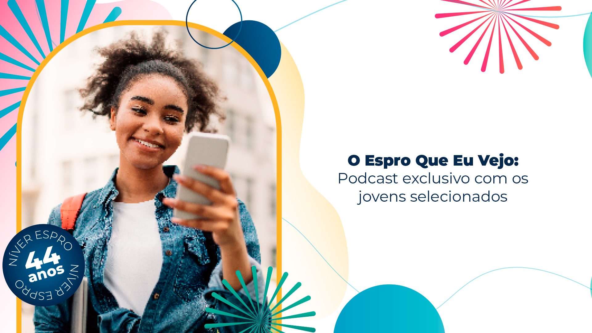 Jovem negra olhando celular na manão e sorrindo. Destaque para a chamada: Espro que eu vejo- podcast exclusivio com os jovens selecionados