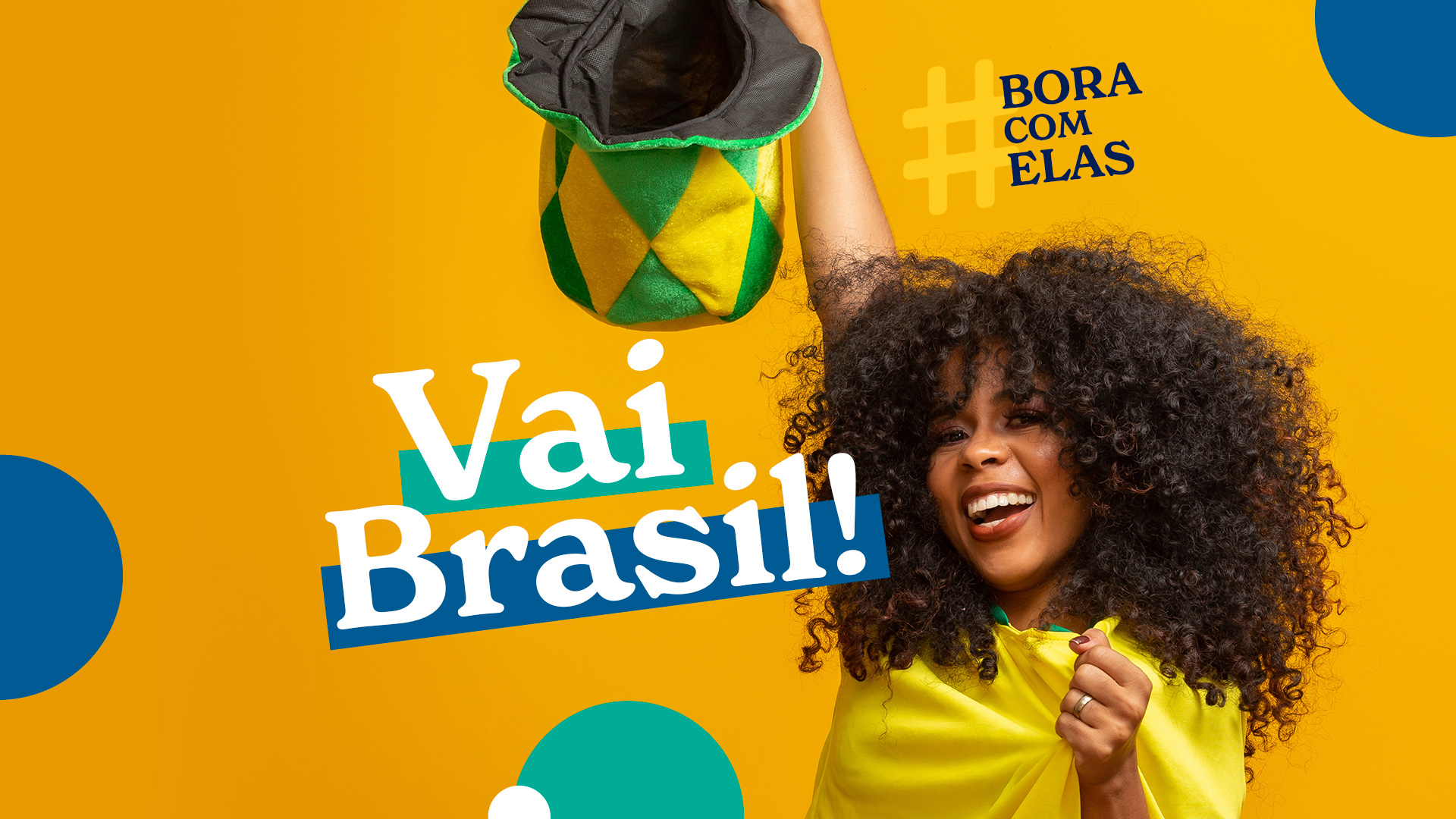 Mulher negra com a camiseta da seleção brasileira com punhos cerrados em gesto de ceblebração de gol