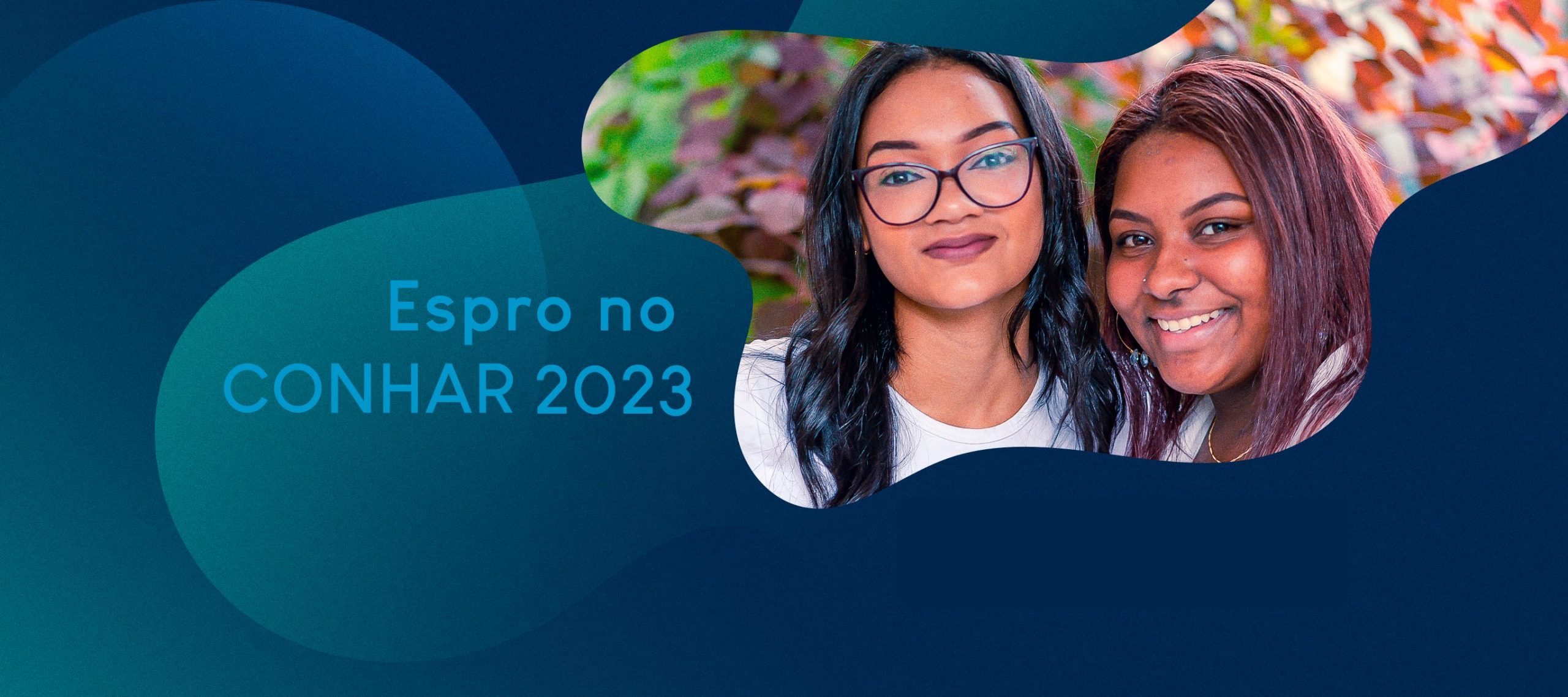 Duas jovens negras sorrindo com destaque para a chamada Espro no Conarh 2023