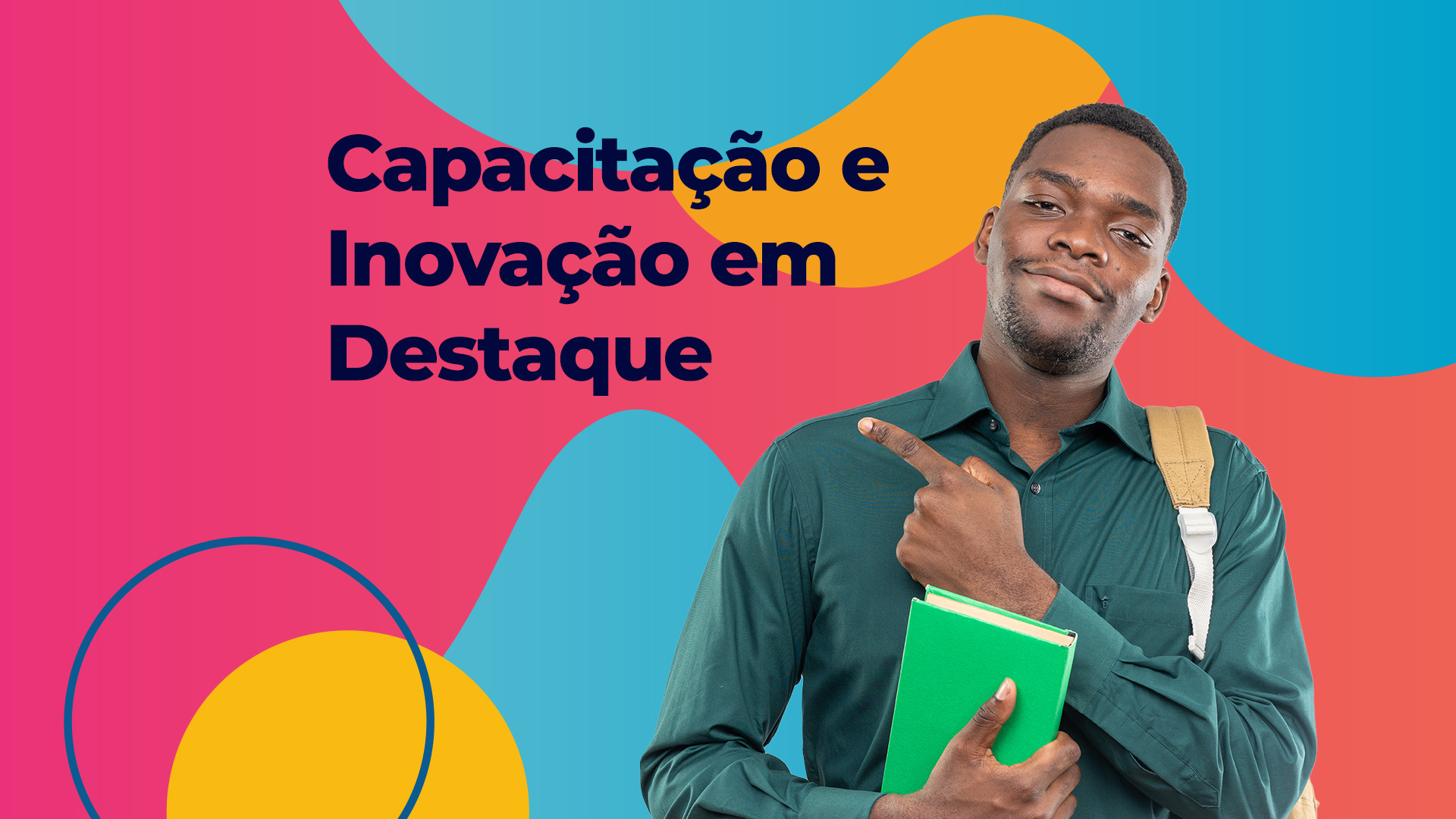 A imagem mostra um homem negro, sorrindo e segurando um livro verde. Ele está posando para uma foto, e seu sorriso indica que está feliz. O livro é notável por ocupar uma grande parte da imagem, estendendo desde a parte inferior da imagem até a parte superior direita.