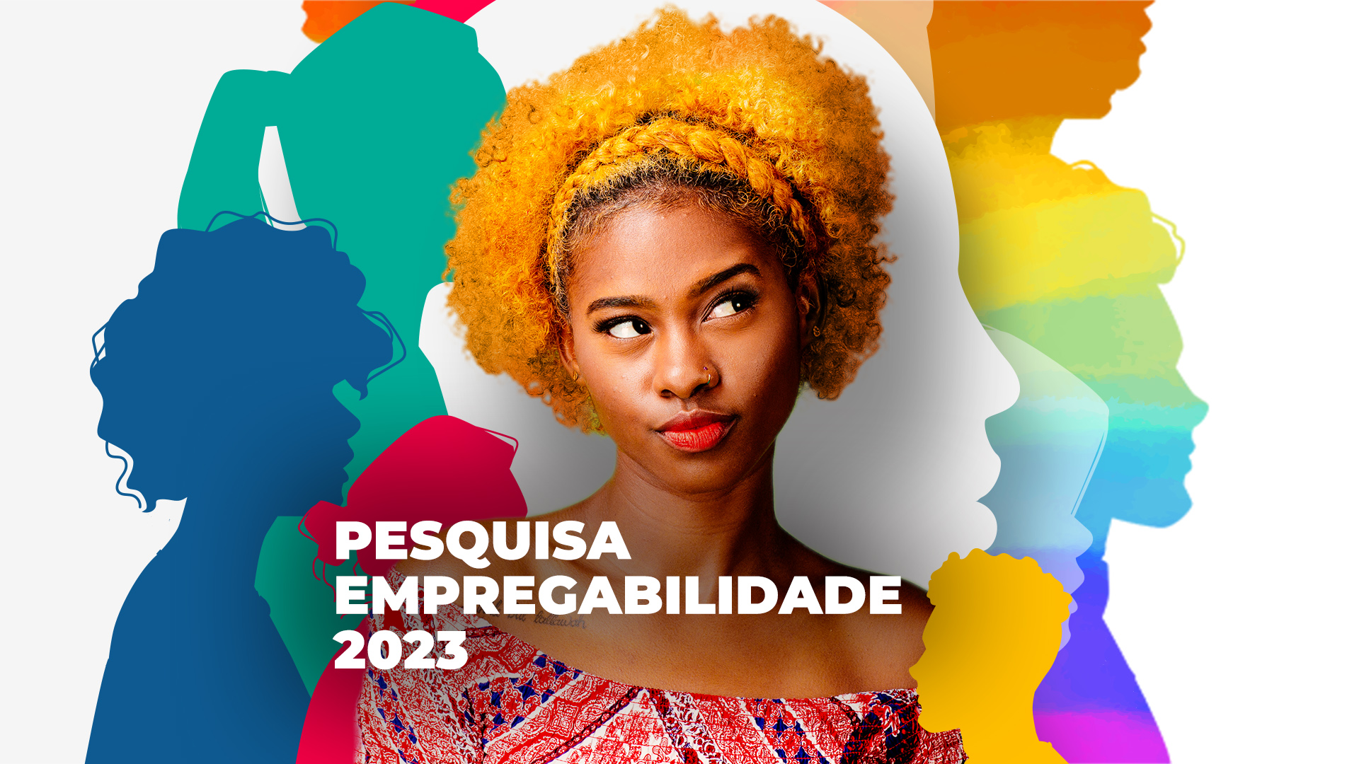 A imagem apresenta uma mulher de cabelos cacheados, vestindo um vestido colorido e olhando para a câmera. Ela parece ser o foco principal da imagem. Ao fundo, há várias outras pessoas, algumas das quais também estão olhando para a câmera. A cena parece ser uma reunião.