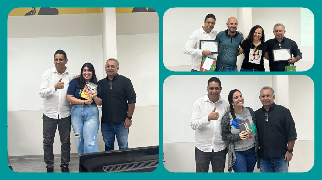 Na imagem é possível ver a equipe pousando para a foto segurando os livros ganhados no sorteio durante a palestra.