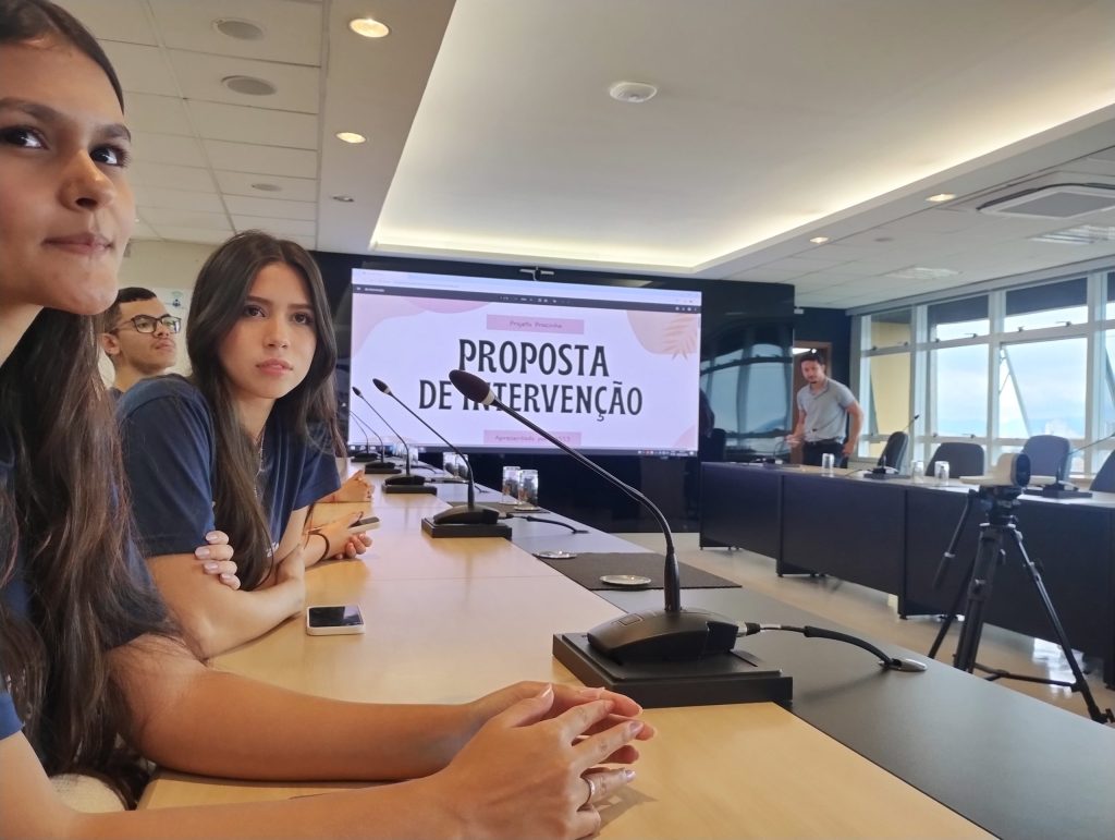 Jovens Espro apresentando proposta para a prefeitura, visando melhoria da cidade.