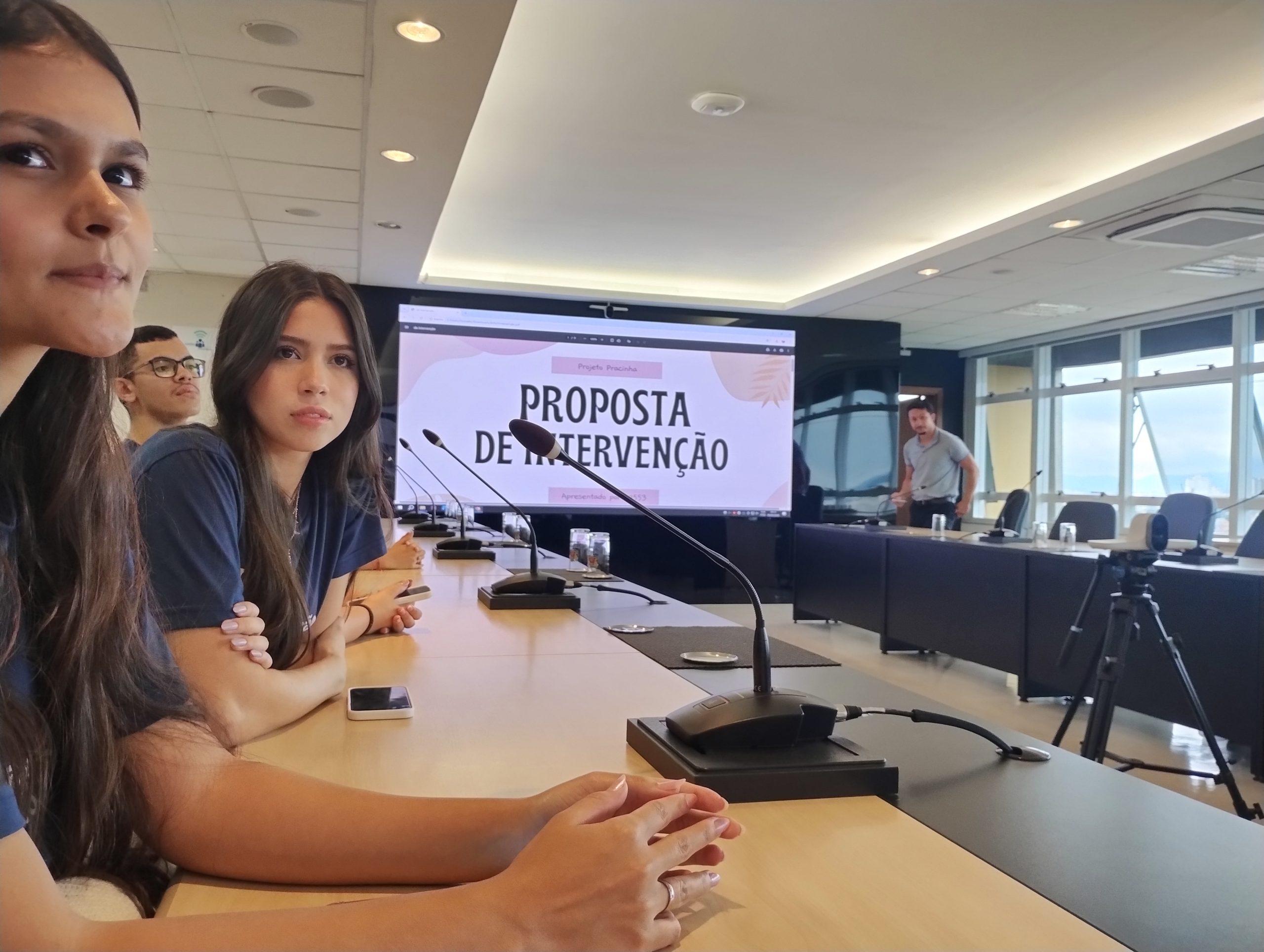Jovens Espro apresentando proposta para a prefeitura, visando melhoria da cidade.