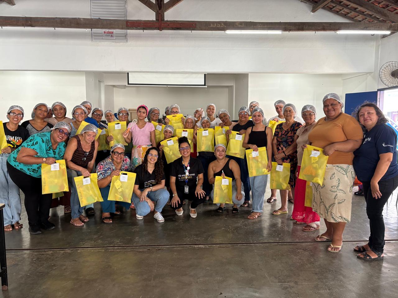 Mulheres participando da oficina de bolo no pote do Espro