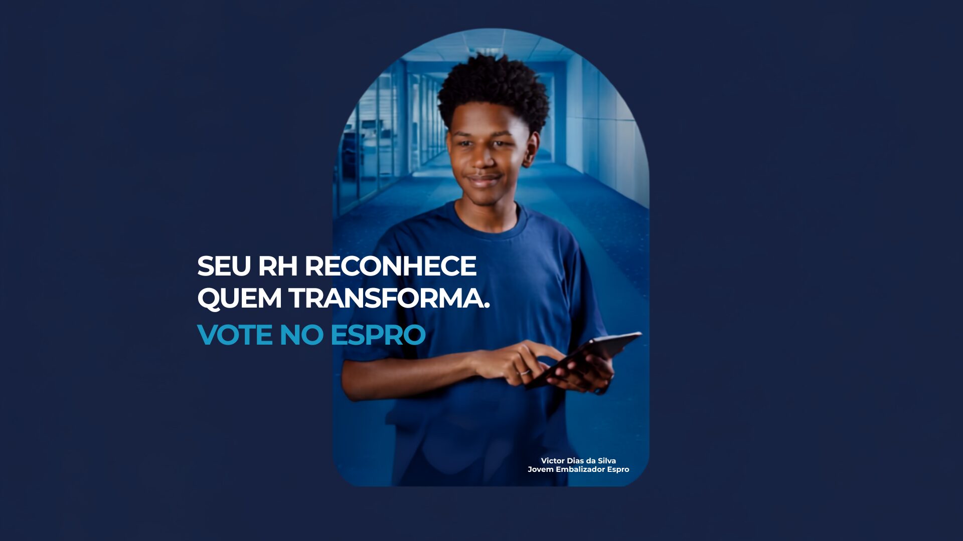 Jovem com tablet nas mãos votando na premiação Melhor RH